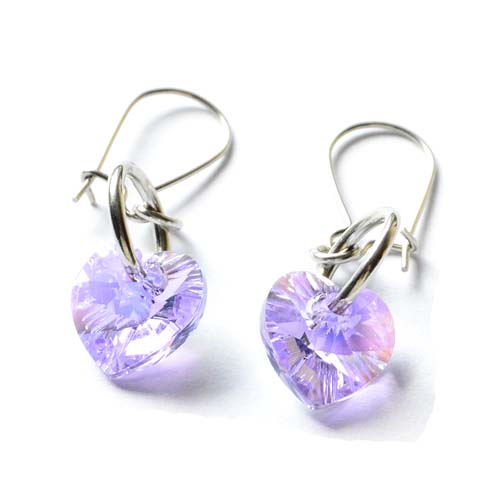 Edelstahl Ohrhänger mit Herz Kristallen in der Farbe Crystal Violet Aurore Boreale