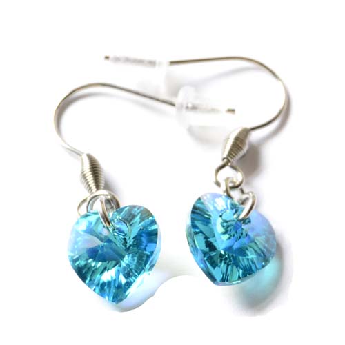 Edelstahl Ohrhänger mit Herz Kristallen in der Farbe Crystal Blue Zircon Aurore Boreale