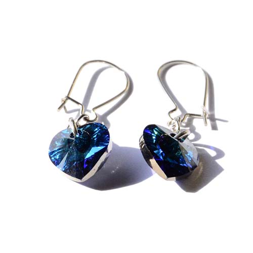 Edelstahl Ohrhänger mit Herz Kristallen in der Farbe Crystal Bermuda Blue
