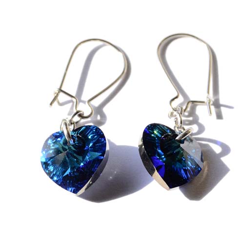 Edelstahl Ohrhänger mit Herz Kristallen in der Farbe Crystal Bermuda Blue