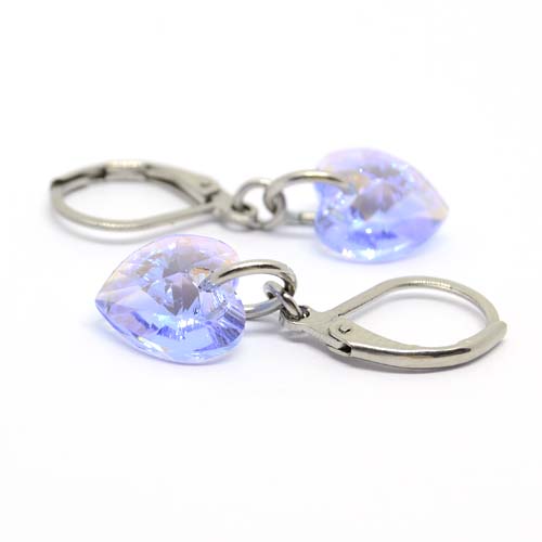 Edelstahl Ohrhänger mit Herz Kristallen in der Farbe Light Sapphire Shimmer